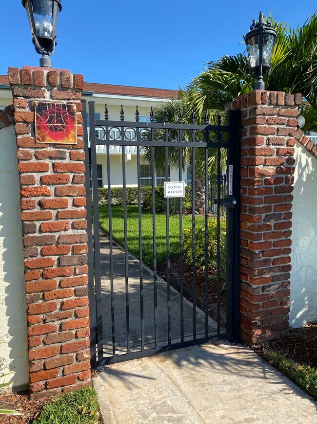300 Monroe Ave, Unit 11 in Cape Canaveral, FL - Building Photo - Building Photo
