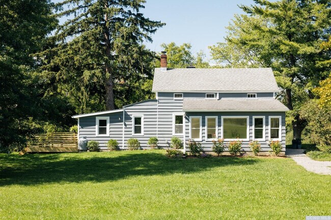85 Roundtop Rd in Germantown, NY - Building Photo - Building Photo