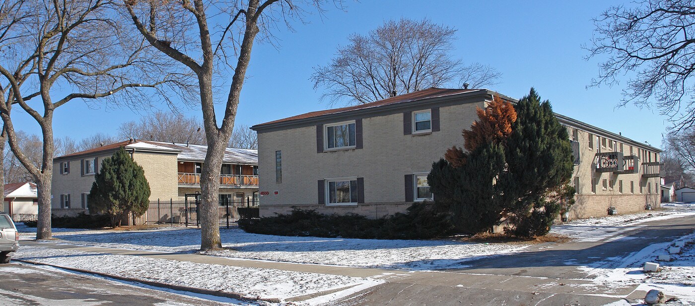 Lincoln Creek Apartments in Milwaukee, WI - Building Photo