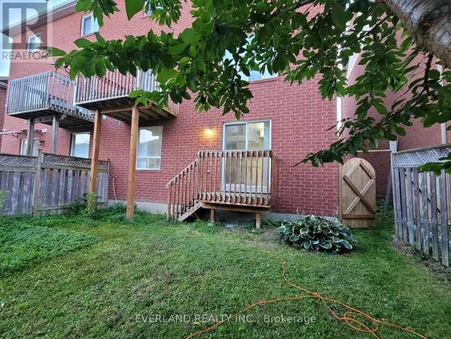 221 Knapton Dr in Newmarket, ON - Building Photo - Building Photo