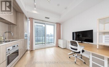 130 River St in Toronto, ON - Building Photo - Building Photo