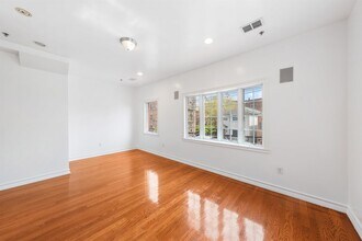 239 Baldwin Ave, Unit 2 in Jersey City, NJ - Foto de edificio - Building Photo