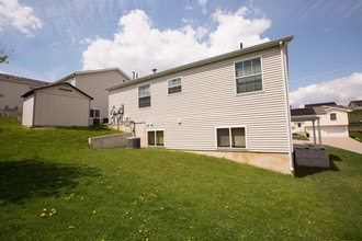 2074 Harpy Eagle Ct, Unit 2074 Harpy Eagle in Dubuque, IA - Foto de edificio - Building Photo