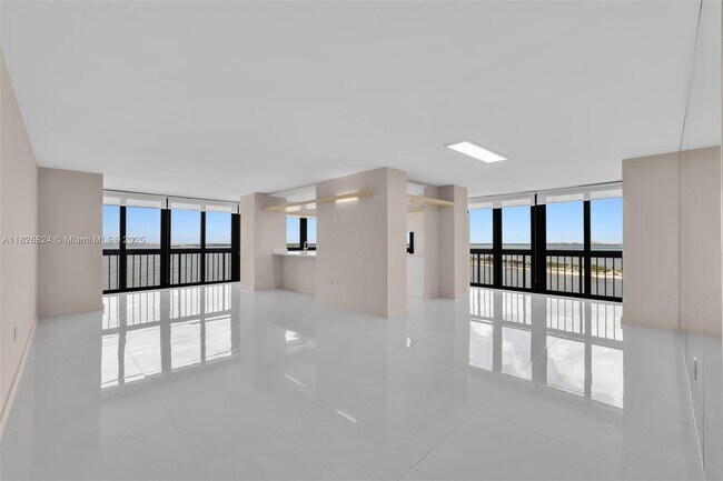 2333 Brickell Ave in Miami, FL - Building Photo - Building Photo