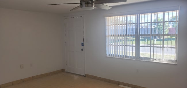 7525 Fox Hollow Dr in Port Richey, FL - Building Photo - Building Photo