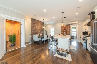 15 Chaz Way in Fairfield, NJ - Building Photo - Building Photo