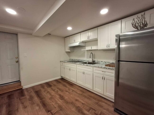 4 Embroidery St in Sayreville, NJ - Foto de edificio - Building Photo