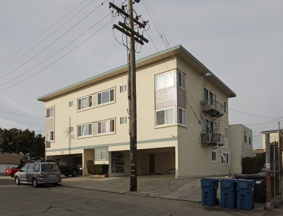 490 Talbert St in Daly City, CA - Building Photo