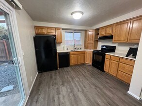 6884 G St in Springfield, OR - Building Photo - Building Photo
