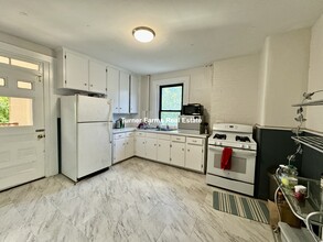 44 Cedar St, Unit 3R in Somerville, MA - Foto de edificio - Building Photo