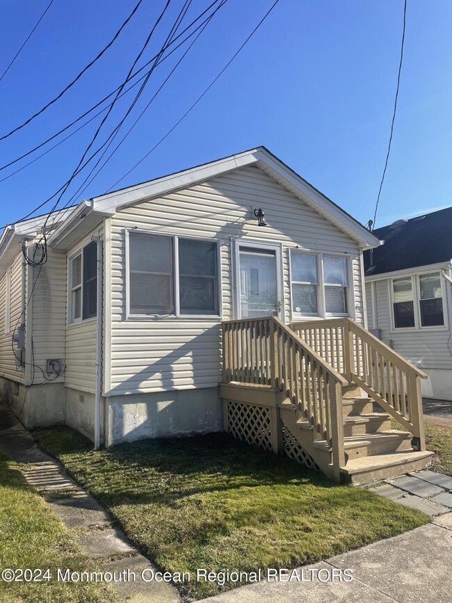 property at 1830 1/2 Fernwood Rd