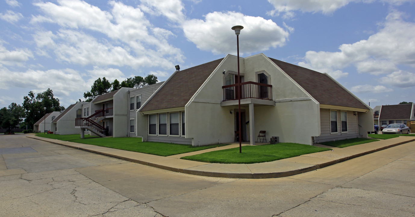 Summit Apartments in Jenks, OK - Building Photo