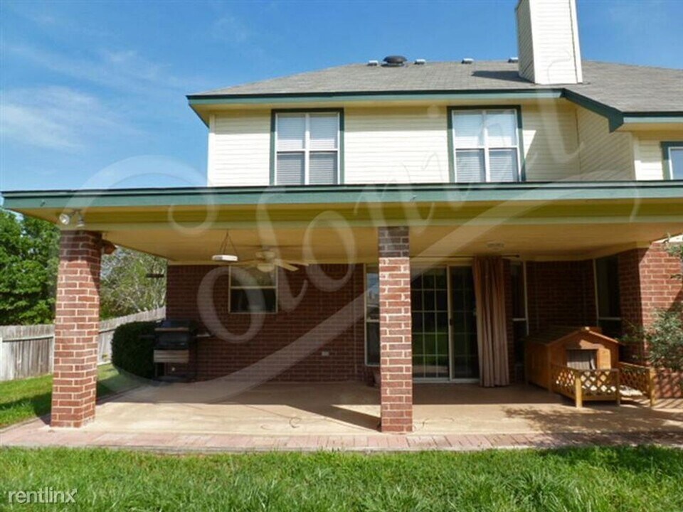 706 Man O War Dr in Harker Heights, TX - Foto de edificio