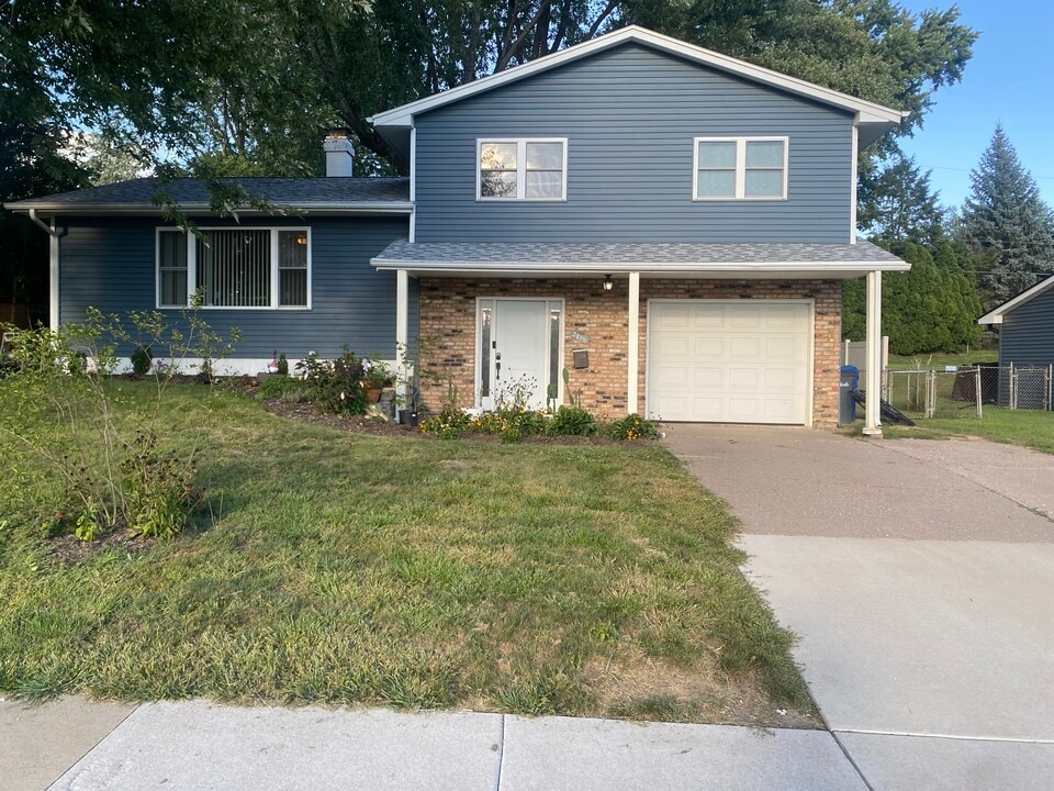 2815 Olympia Dr in Bettendorf, IA - Foto de edificio