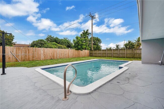 2441 Tarpon Dr in Miramar, FL - Building Photo - Building Photo