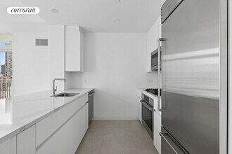 300 E 83rd St in New York, NY - Building Photo - Building Photo