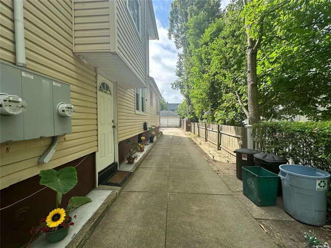 44 Sherman St in Lynbrook, NY - Building Photo - Building Photo