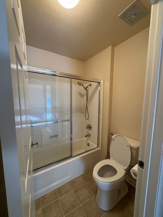 5510 Owensmouth Ave, Unit 202 in Woodland Hills, CA - Building Photo - Building Photo