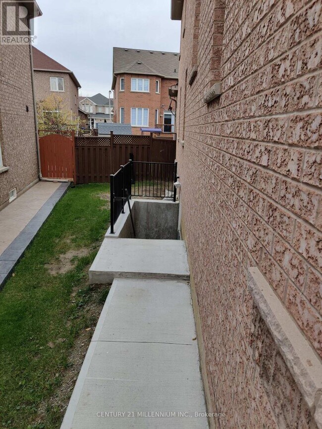97 Harbourtown Crescent in Brampton, ON - Building Photo - Building Photo
