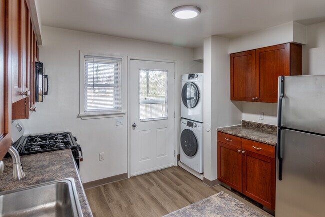 Newport Landings Apartment Community in Middletown, RI - Foto de edificio - Building Photo