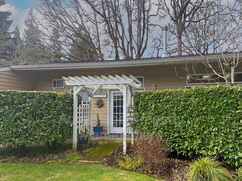 1720 SW Brooklane Dr in Corvallis, OR - Building Photo