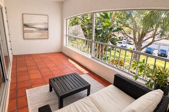 1018 Woodshire Ln, Unit A202 in Naples, FL - Foto de edificio - Building Photo