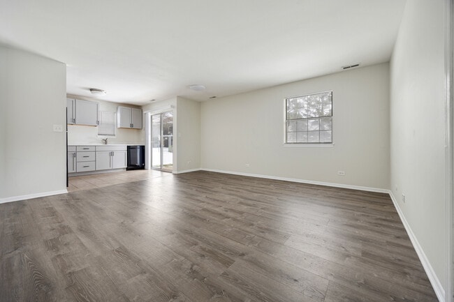 527 E Shag Bark Ln in Streamwood, IL - Building Photo - Building Photo