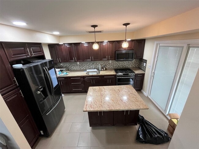 10 Johnson St in Commack, NY - Foto de edificio - Building Photo