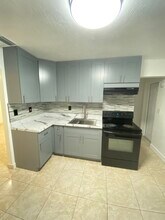 1493 NE 148th St in Miami, FL - Foto de edificio - Building Photo