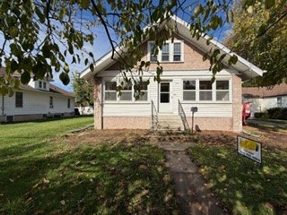 514 E Main St in Waterford, WI - Building Photo