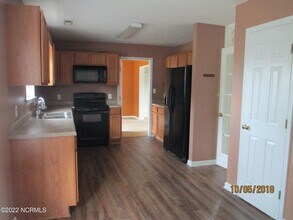102 White Stone Ct in Jacksonville, NC - Building Photo - Building Photo
