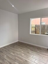 14643 Chatsworth St in Mission Hills, CA - Foto de edificio - Building Photo