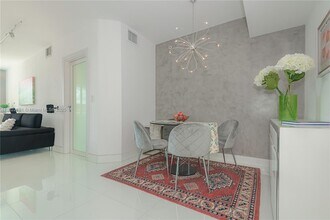2000 N Bayshore Dr in Miami, FL - Building Photo - Building Photo