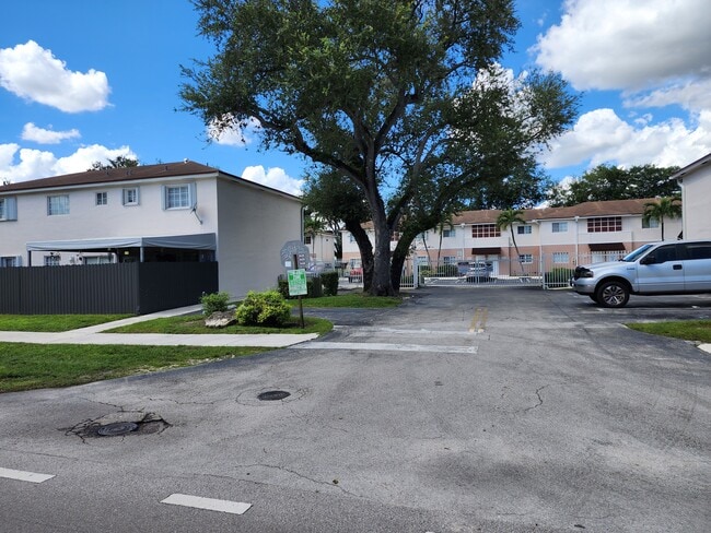 8561 SW 109th Ave in Miami, FL - Foto de edificio - Building Photo