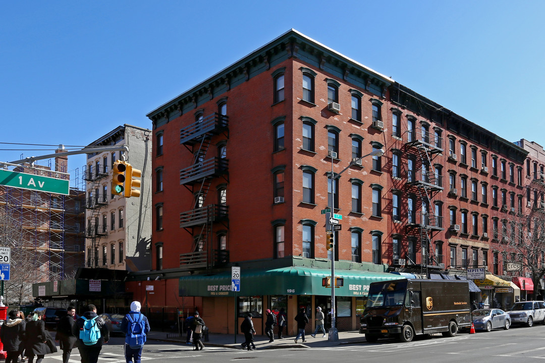 196 1st Ave in New York, NY - Foto de edificio