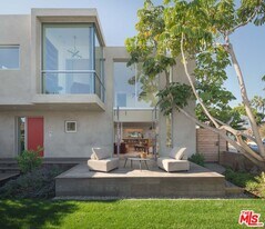 2801 Sanborn Ave in Los Angeles, CA - Building Photo