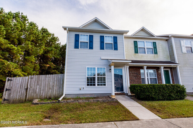 110 Woodlake Ct in Jacksonville, NC - Building Photo - Building Photo