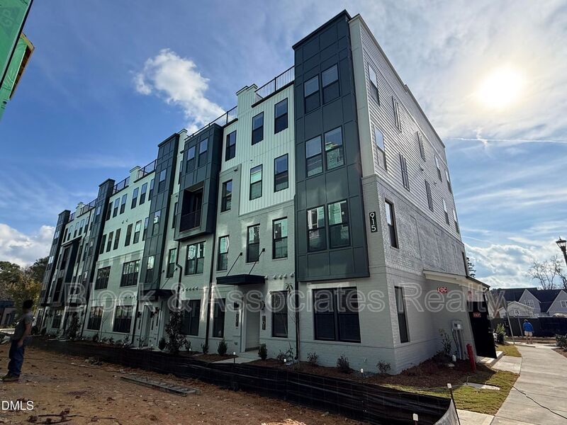 915 Ball Field Aly in Cary, NC - Building Photo