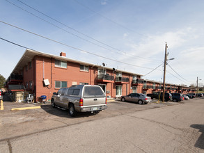 Fenton Garden Apartments in Lakewood, CO - Building Photo - Building Photo