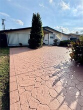 7910 NW 12th St in Pembroke Pines, FL - Foto de edificio - Building Photo