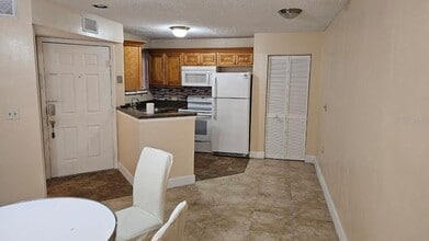 1972 Lake Atriums Cir in Orlando, FL - Building Photo - Building Photo