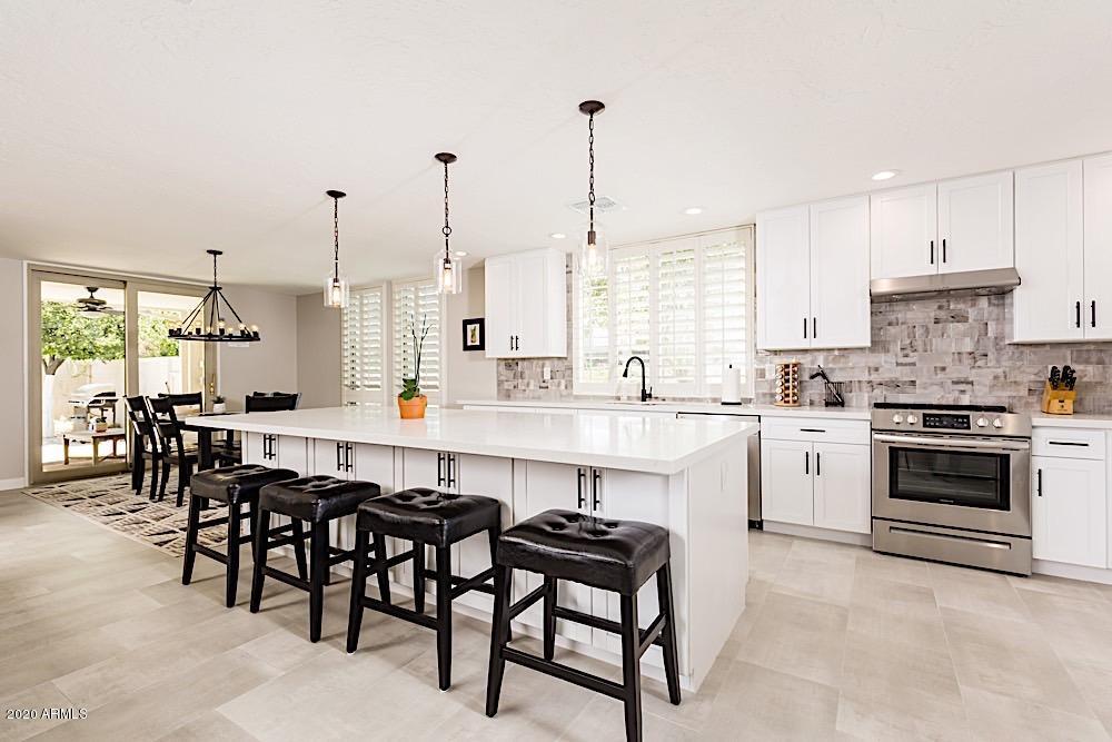 8605 E MacKenzie Dr in Scottsdale, AZ - Foto de edificio