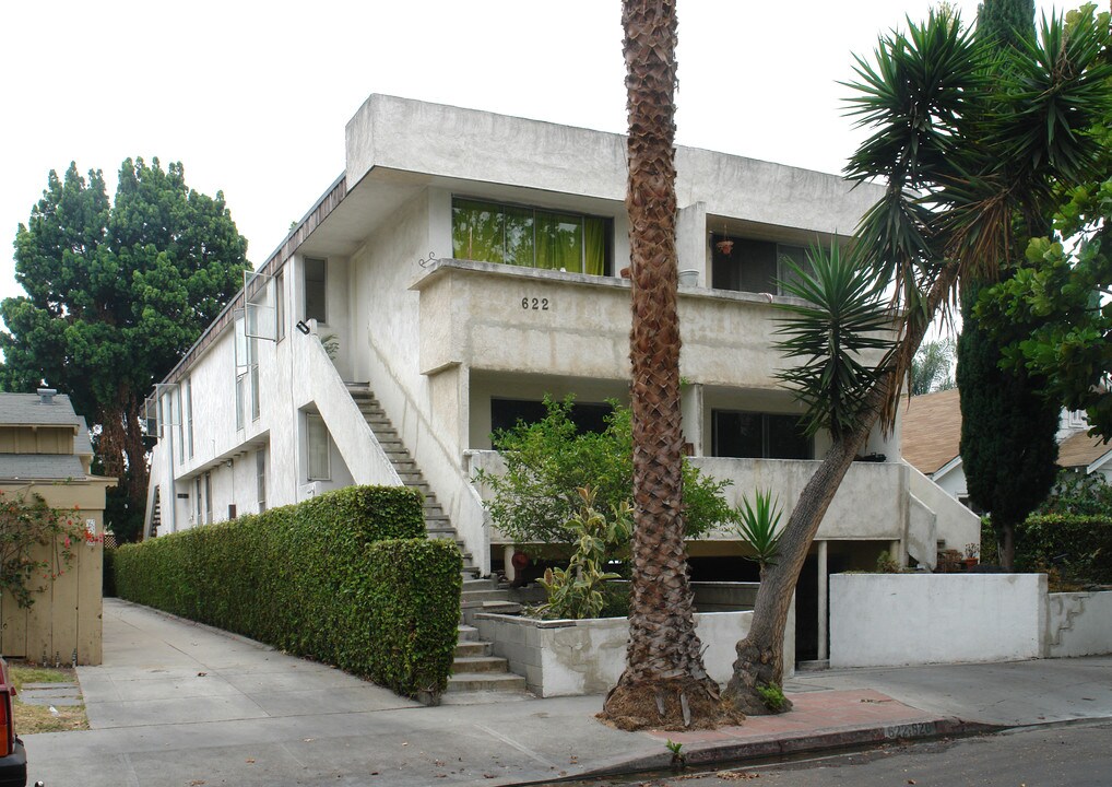 622 Westmount Dr in West Hollywood, CA - Building Photo