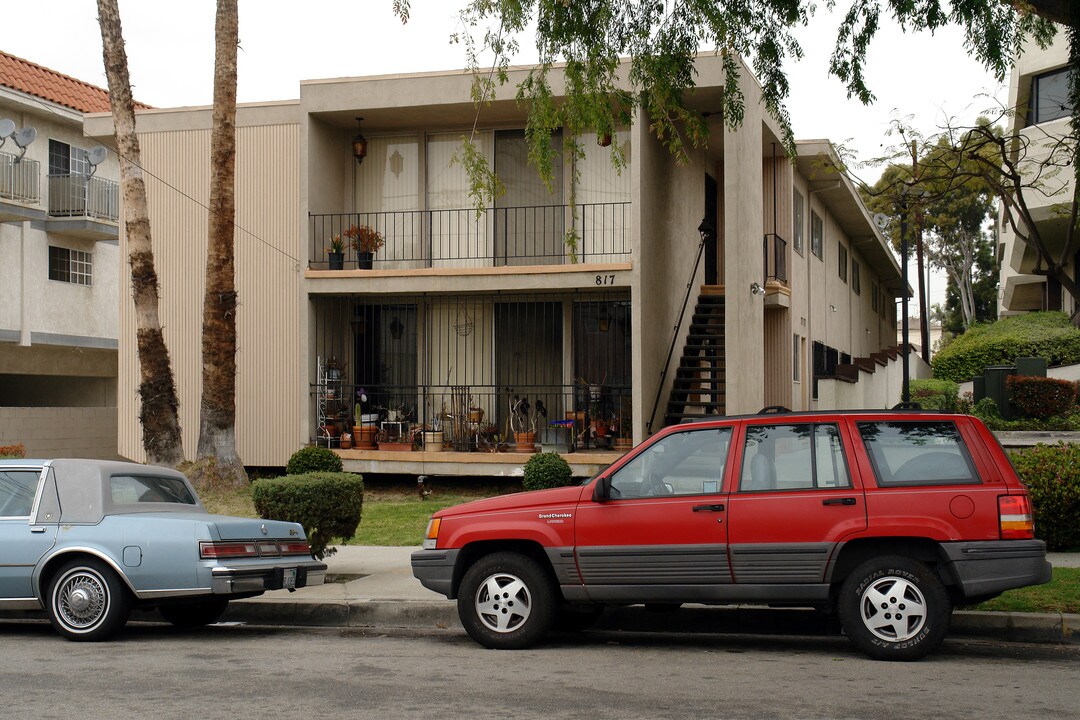 817 E Nutwood St in Inglewood, CA - Foto de edificio