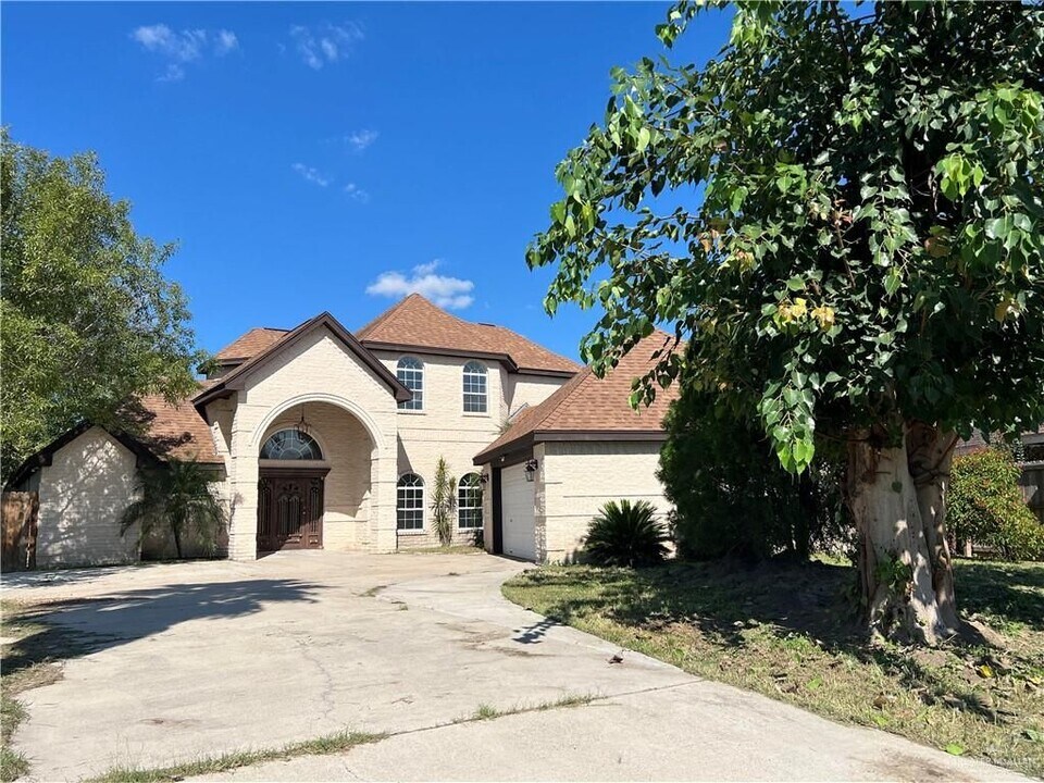 421 Richmond Dr in Pharr, TX - Building Photo
