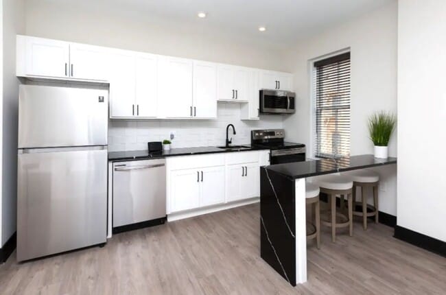 930 N Calvert St in Baltimore, MD - Foto de edificio - Building Photo