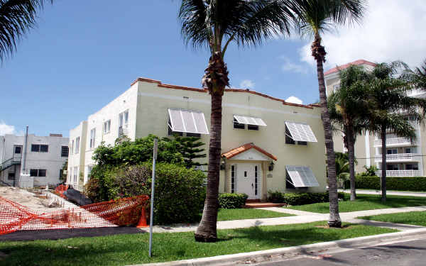 354 Brazilian Ave in Palm Beach, FL - Building Photo