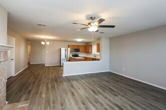 2217 Midbury Dr, Unit 2 in Lancaster, TX - Foto de edificio - Building Photo