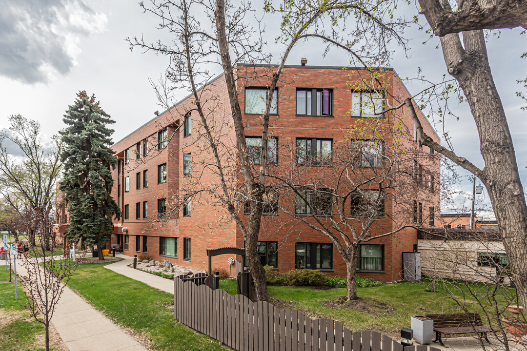 Porta Place in Edmonton, AB - Building Photo