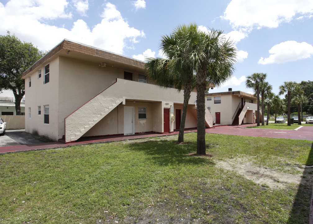 Oasis Apartments in Miami Gardens, FL - Building Photo